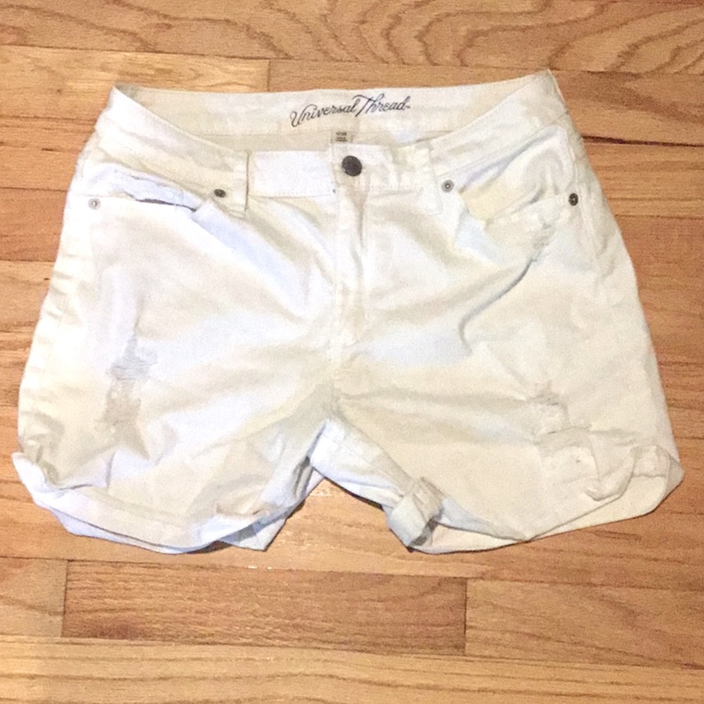 Universal Thread size 6 white shorts